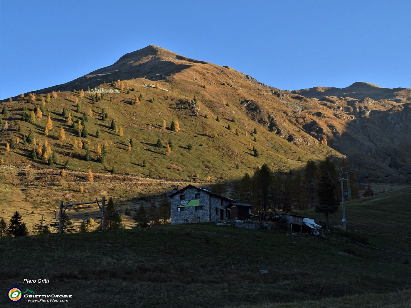 09 Da Albergo K2 1.665 m risalgo la  sterrata gippabile fino alla Quarta Baita.JPG